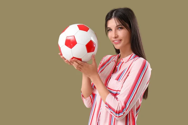Mladá Žena Fotbalovým Míčem Barevném Pozadí — Stock fotografie