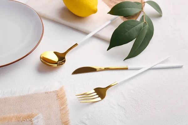 Plate Golden Cutlery White Background — Stock Photo, Image