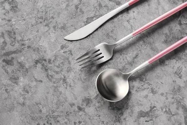 Posate Acciaio Inox Con Manici Rosa Fondo Grigio — Foto Stock