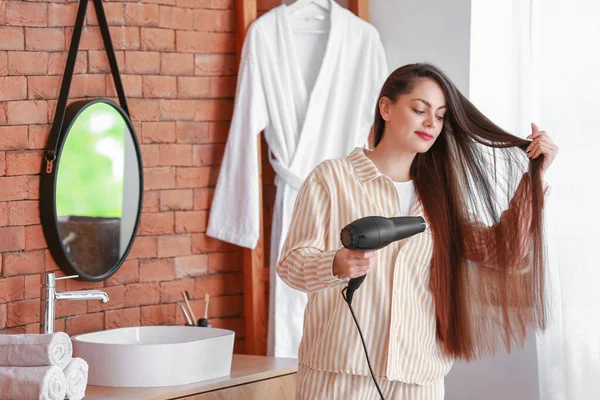 Banyosunda Saç Kurutma Makinesi Olan Güzel Bir Kadın — Stok fotoğraf