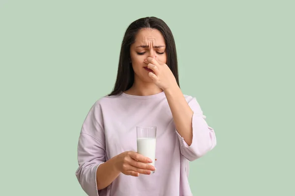 Недовольная Девушка Аллергией Молочные Продукты Фоне Мяты — стоковое фото