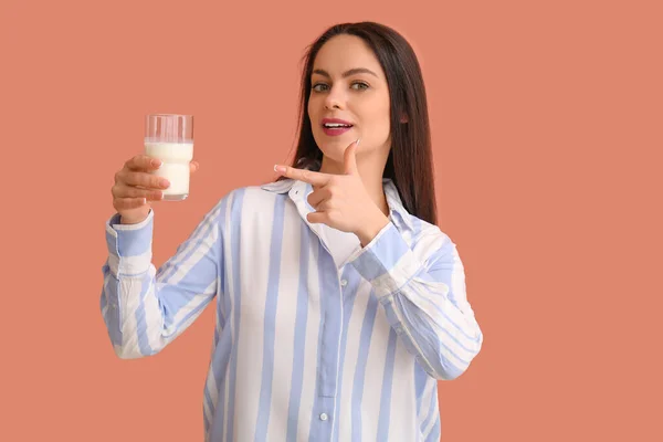 Mooie Jonge Vrouw Met Glas Melk Beige Achtergrond — Stockfoto