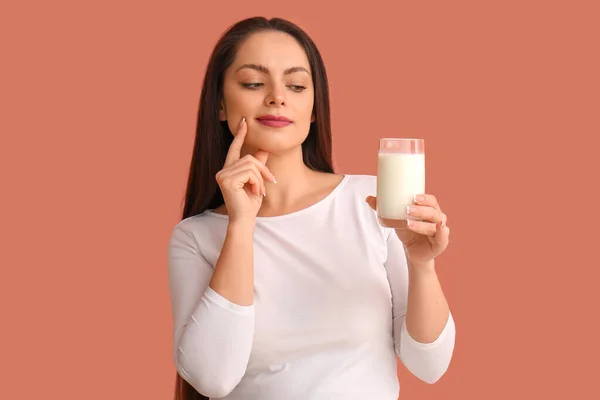 Nachdenkliche Junge Frau Mit Milchglas Auf Beigem Hintergrund — Stockfoto