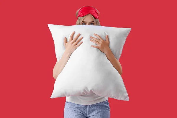 Hübsche Junge Frau Mit Kopfkissen Und Schlafmaske Auf Rotem Hintergrund — Stockfoto