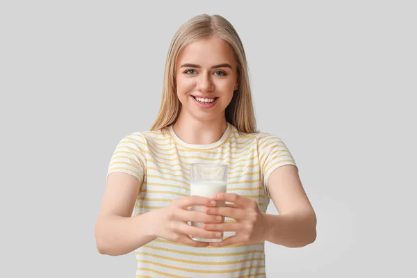 Όμορφη Νεαρή Γυναίκα Ποτήρι Γάλα Γκρίζο Φόντο — Φωτογραφία Αρχείου