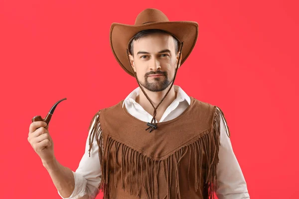 Schöner Cowboy Mit Rauchender Pfeife Auf Rotem Hintergrund — Stockfoto