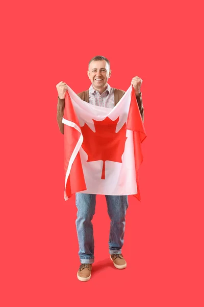 Uomo Maturo Con Bandiera Del Canada Sfondo Rosso — Foto Stock