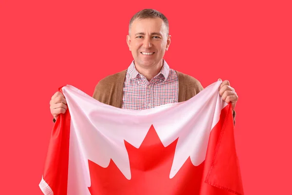 Dojrzały Mężczyzna Flagą Kanady Czerwonym Tle — Zdjęcie stockowe