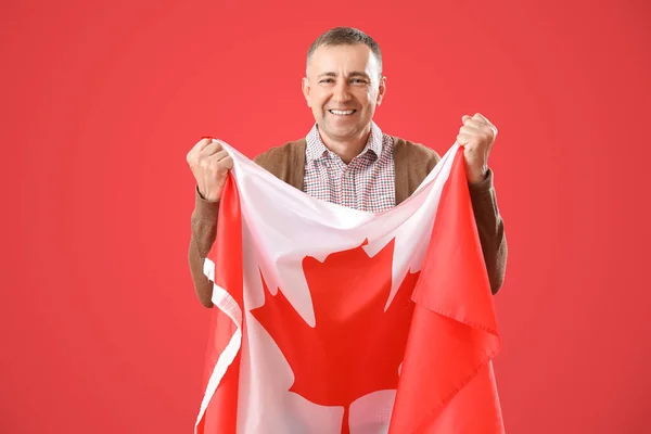 红底加拿大国旗的成熟男子 — 图库照片