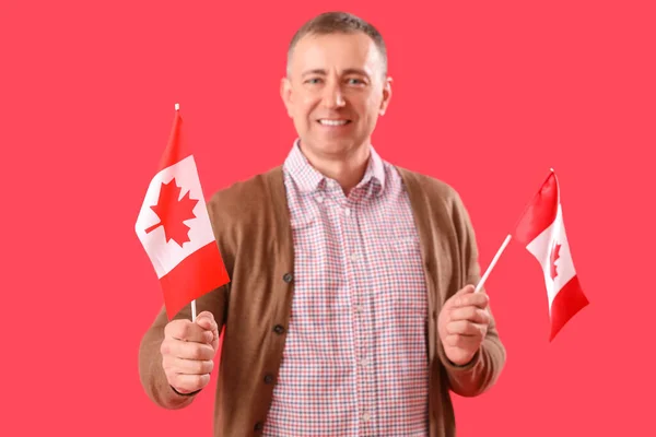 Kırmızı Arka Planda Kanada Bayrakları Olan Olgun Bir Adam — Stok fotoğraf