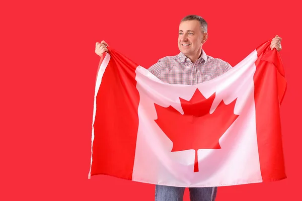 Зрелый Мужчина Флагом Канады Красном Фоне — стоковое фото