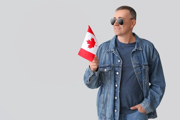 Dojrzały Mężczyzna Flagą Kanady Tle Światła — Zdjęcie stockowe
