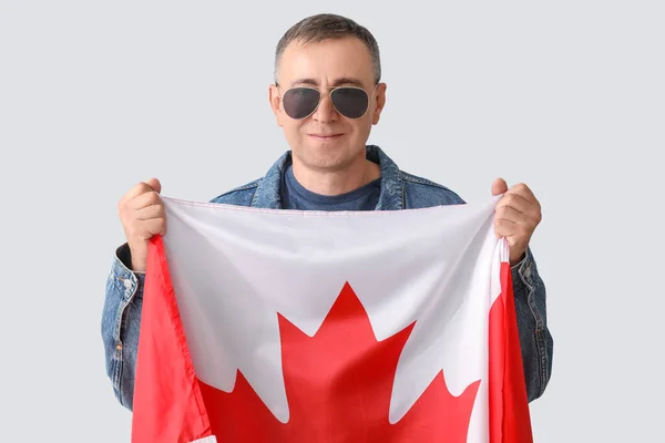 Dojrzały Mężczyzna Flagą Kanady Tle Światła — Zdjęcie stockowe
