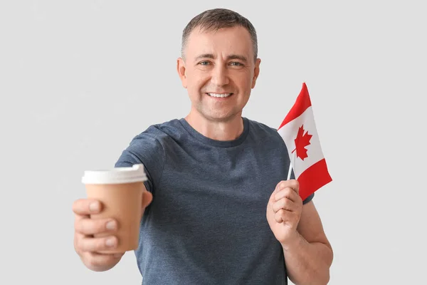 Kanada Bayrağı Açık Arkaplanda Kahvesi Olan Olgun Bir Adam — Stok fotoğraf