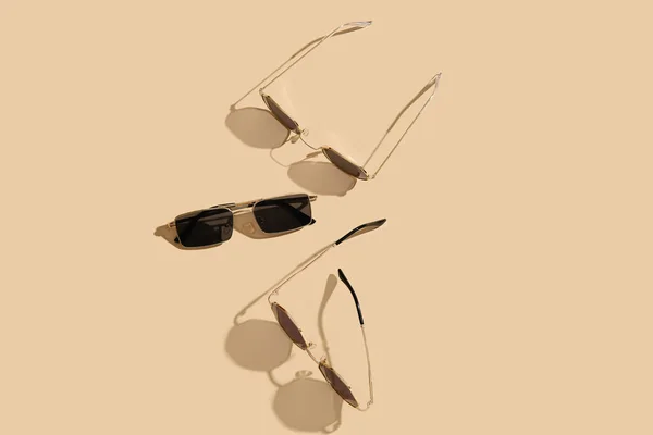 Różne Stylowe Okulary Przeciwsłoneczne Beżowym Tle — Zdjęcie stockowe