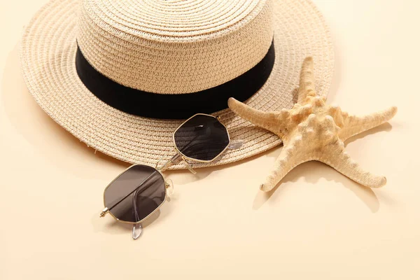 Elegantes Gafas Sol Con Sombrero Estrella Mar Sobre Fondo Beige — Foto de Stock