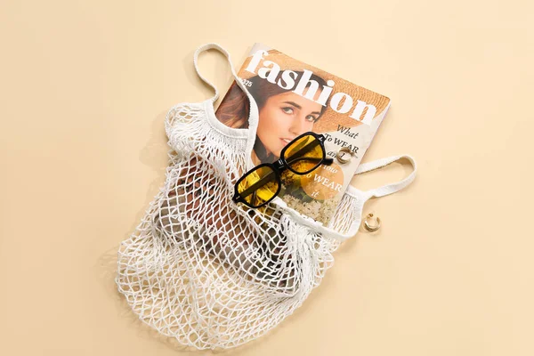 Elegantes Gafas Sol Bolsa Cordones Con Revista Sobre Fondo Beige — Foto de Stock