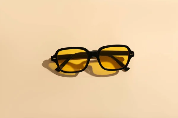 Stylische Sonnenbrille Auf Beigem Hintergrund — Stockfoto