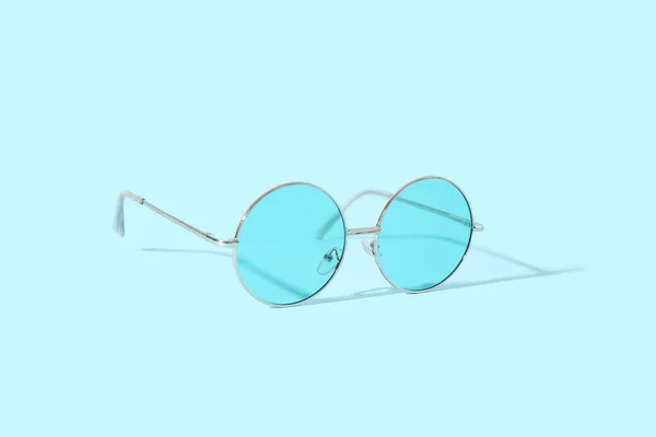 Óculos Sol Elegantes Fundo Azul — Fotografia de Stock