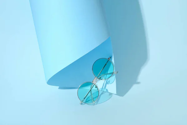 Occhiali Sole Eleganti Sfondo Blu — Foto Stock