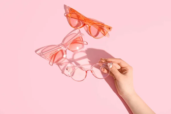 분홍색 배경에 선글라스를 — 스톡 사진