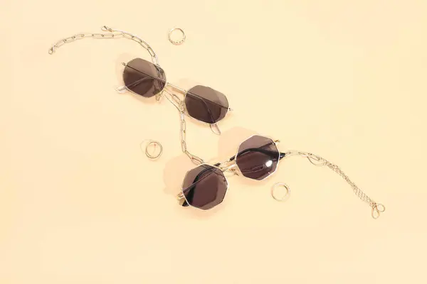 Stijlvolle Zonnebril Sieraden Beige Achtergrond — Stockfoto