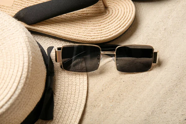 Κομψά Γυαλιά Ηλίου Καπέλο Και Σαγιονάρες Στην Άμμο — Φωτογραφία Αρχείου