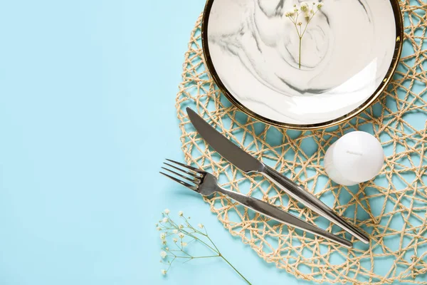青を基調としたキャンドルやジプシーの花と美しいテーブルセッティング — ストック写真