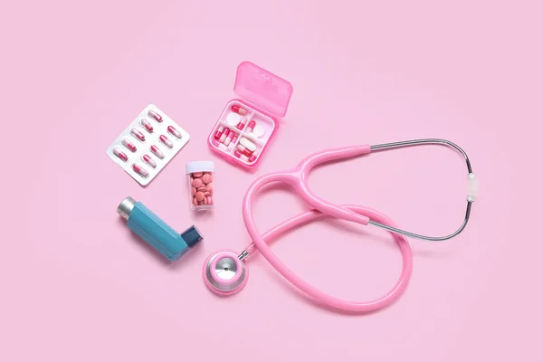 Skład Inhalatorem Astmy Stetoskopem Pudełkami Tabletek Różowym Tle — Zdjęcie stockowe