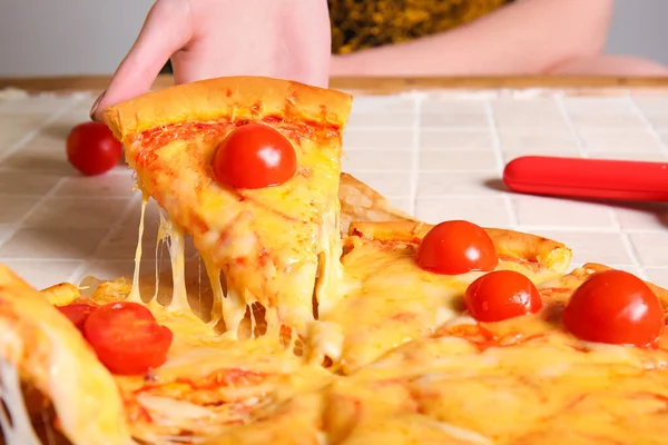 Donna Che Prende Fetta Gustosa Pizza Margarita Sul Tavolo Piastrelle — Foto Stock