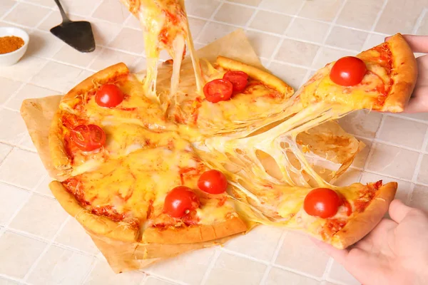 Donne Che Prendono Fette Gustosa Pizza Margarita Sul Tavolo Piastrelle — Foto Stock