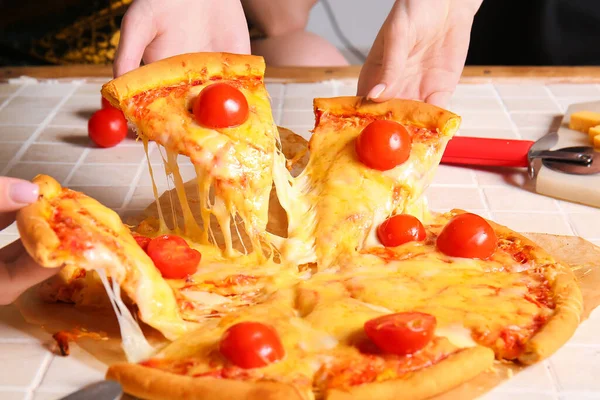 Donne Che Prendono Fette Gustosa Pizza Margarita Sul Tavolo Piastrelle — Foto Stock