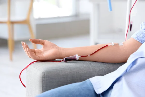 Junge Frau Spendet Blut Klinik Nahaufnahme — Stockfoto