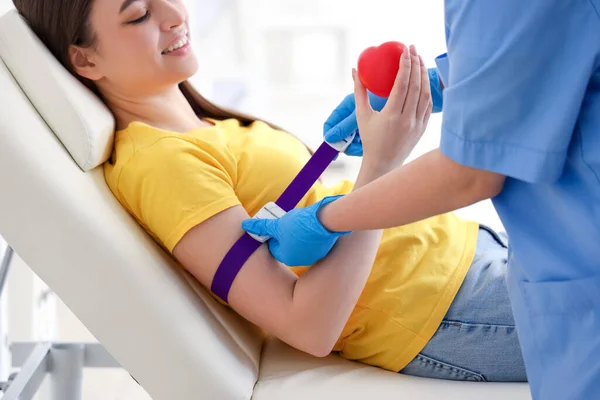 Enfermera Preparando Donante Joven Para Transfusión Sangre Clínica Primer Plano —  Fotos de Stock