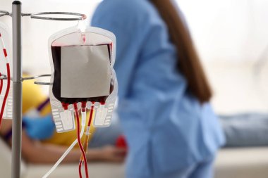 Klinikte kan nakli için kan torbası, yakın plan.