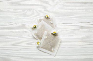 Çay poşetleri ve yeşil papatya çiçekleri.