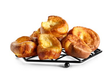 Beyaz arka planda izole edilmiş lezzetli Yorkshire pudingli soğutucu rafı