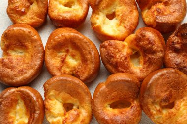 Lezzetli Yorkshire pudingi masada, yakın plan.