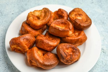 Hafif arka planda lezzetli Yorkshire pudingi tabağı