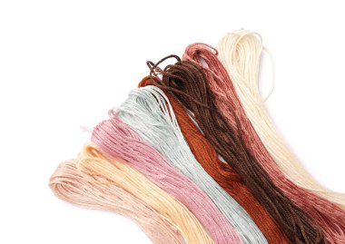 Beyaz arkaplanda izole edilmiş farklı küf iplikleri