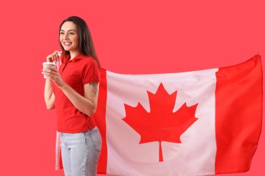 Kırmızı arka planda Kanada bayrağı olan genç bir kadın