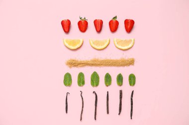 Pembe arka planda çilek kompostosu hazırlamak için gerekli malzemeler