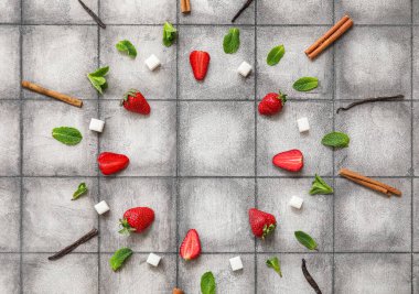 Gri fayanslı arkaplanda çilek kompostosu hazırlamak için malzemelerden yapılmış çerçeve