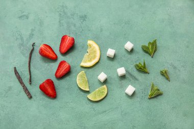 Yeşil arkaplanda çilek kompostosu hazırlamak için gerekenler