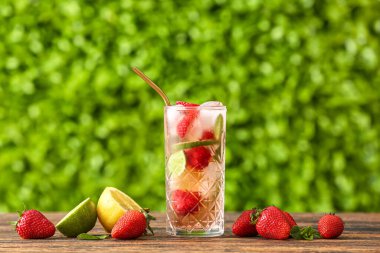 Dışarıdaki ahşap masada çilekli limonata.