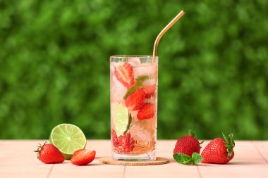 Dışarıdaki pembe fayans masasında çilekli limonata.