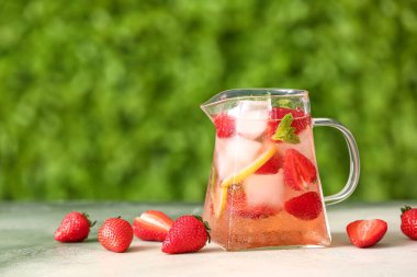 Dışarıdaki beyaz masada çilekli limonata.