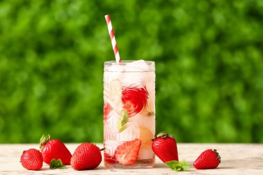 Dışarıdaki beyaz masada çilekli limonata.