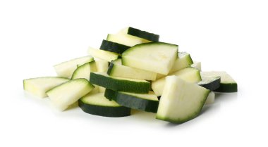 Beyaz arka planda taze yeşil kabak dilimleri