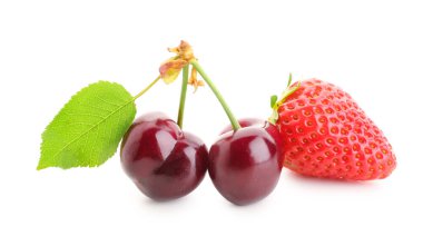 Beyaz arka planda çilekli olgun kiraz.